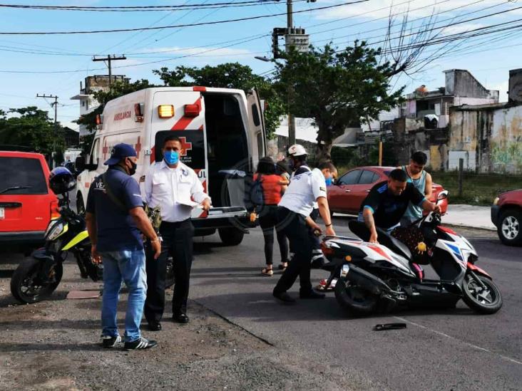 Motociclista termina impactada por taxista en calles céntricas de Veracruz