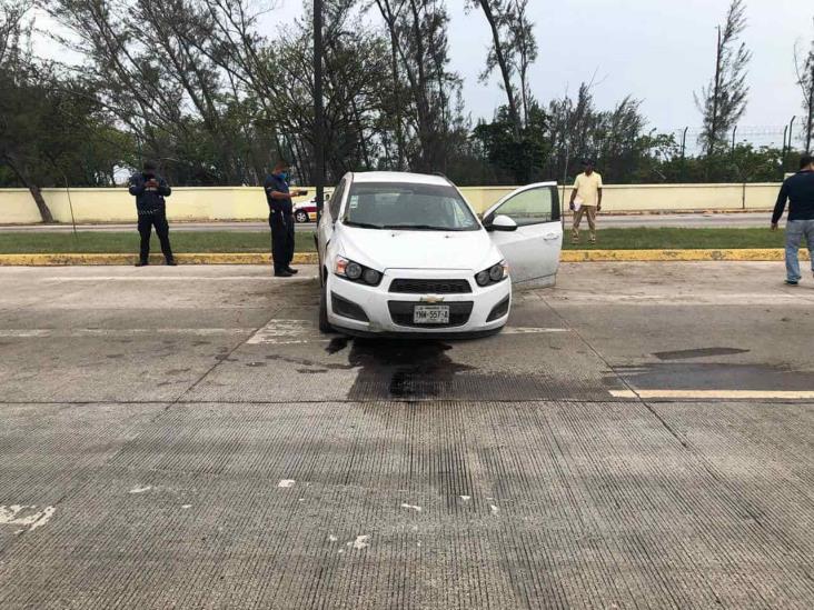 Pierde el control de su auto por la lluvia y vuelca en Boulevard Fidel Velázquez