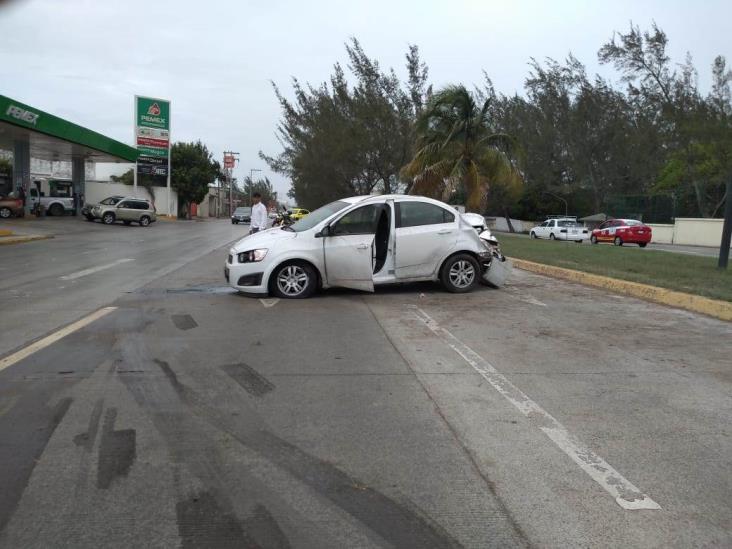 Pierde el control de su auto por la lluvia y vuelca en Boulevard Fidel Velázquez
