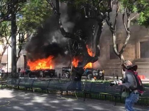 Queman patrullas y vandalizan Palacio de Gobierno de Jalisco por muerte de Giovanni