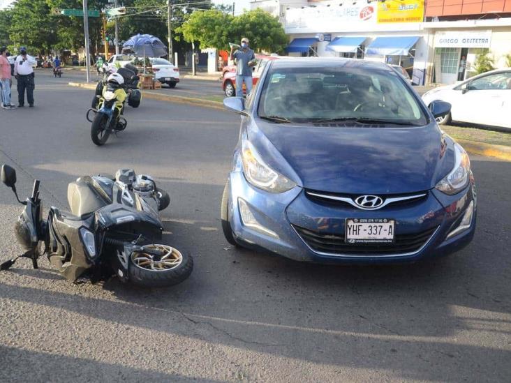 Conductor impacta a motociclista en avenida Miguel Ángel de Quevedo