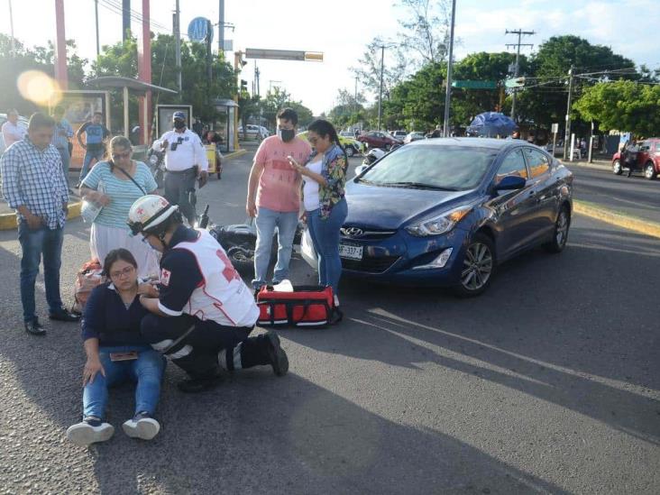 Conductor impacta a motociclista en avenida Miguel Ángel de Quevedo