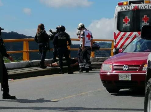 Policías evitan que mujer salte del trébol de Amatlán