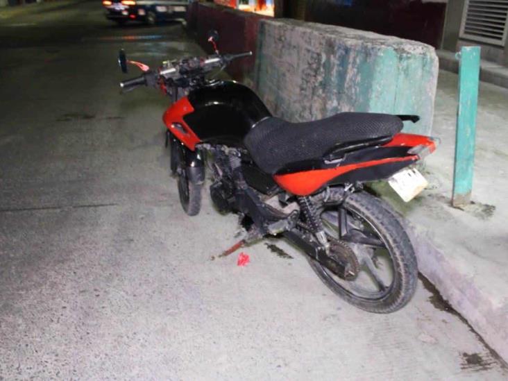 Joven motociclista en estado de ebriedad impacta motocicleta estacionada en Martínez