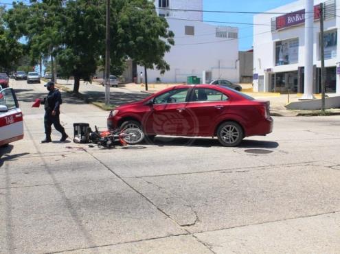 Motociclista choca contra vehículo en el centro de Coatzacoalcos