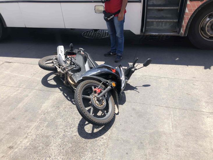 Joven que viajaba en motocicleta derrapa en calles de Veracruz