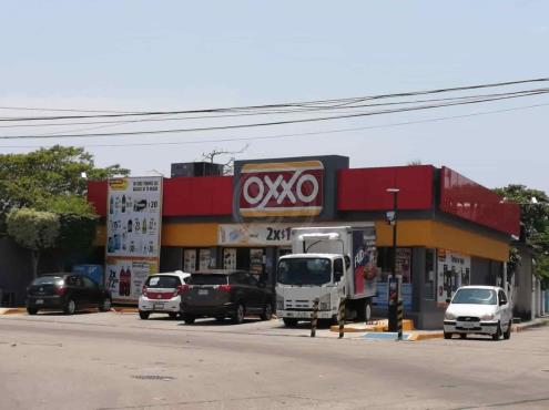 En menos de 24 roban 4 tiendas Oxxo en Coatzacoalcos