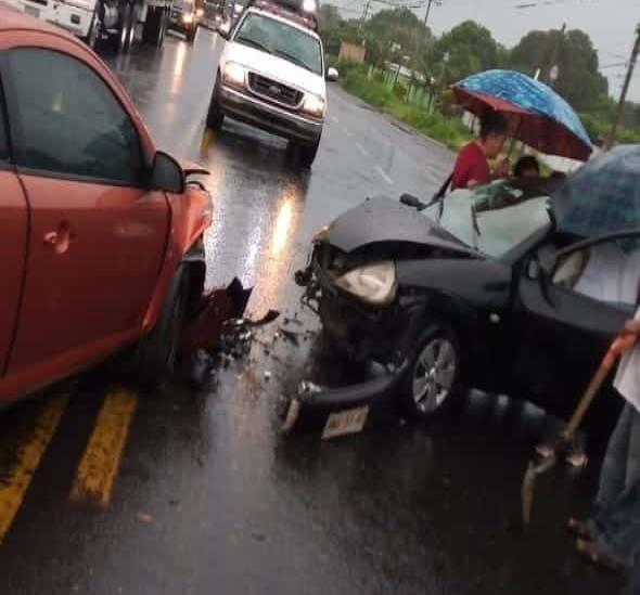 Choque en tramo carretero Córdoba-Veracruz deja dos personas lesionadas