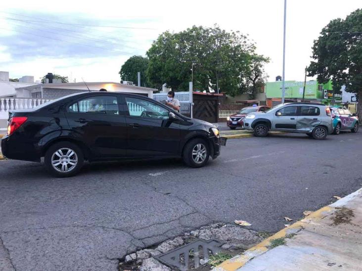 Se registra accidente automovilístico entre dos vehículos particulares en Veracruz