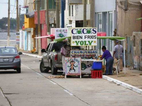 En Coatzacoalcos, reubican a vendedores de cocos del Malecón Costero