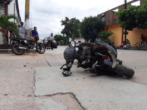 Choque de motocicletas en Oluta; dos lesionados