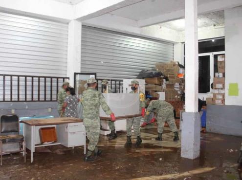 Sedena limpia centros de salud afectados por tormenta en Acayucan
