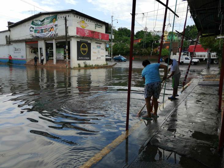 Combinación de huracán y frente frío trae lluvias a Veracruz