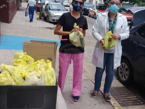 Integrantes de Amexme donan alimentos a personal de IMSS 36