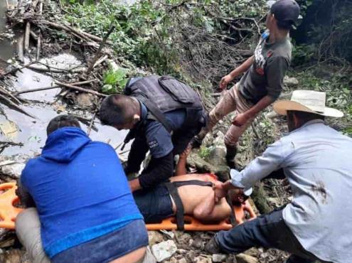 Hombre intenta suicidarse saltando a cascada de aguas negras en Zongolica
