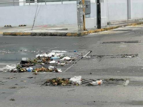 Calles infestadas de basura en Tuxpan provocan inundaciones
