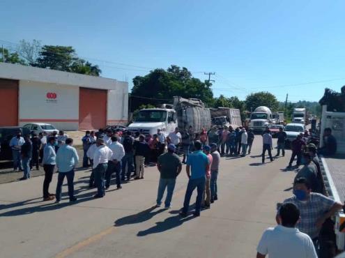 Bloquean obras en acceso al aeropuerto de Poza Rica