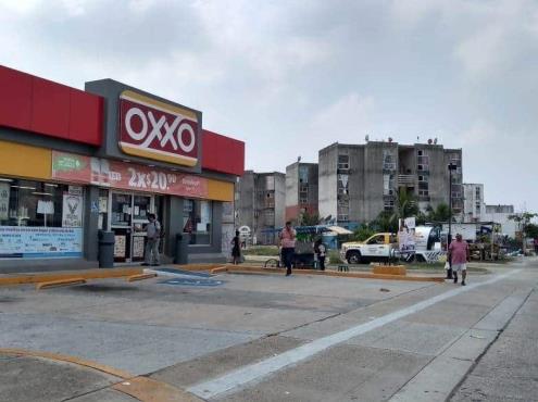 Hombres armados asaltan dos Oxxos en Coatzacoalcos