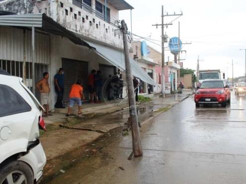 Camioneta derrumba poste y techo de vivienda en Coatzacoalcos