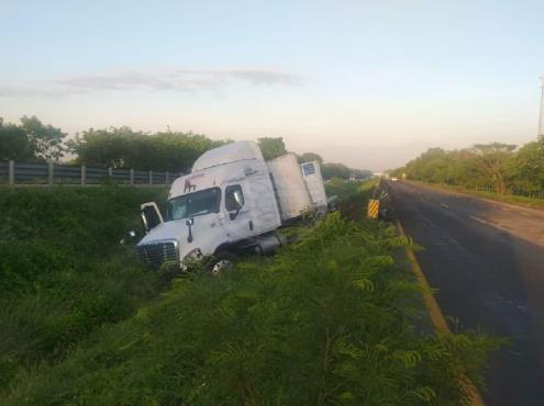 Por falla mecánica, vuelca tractocamión en tramo Acayucan-Minatitlán