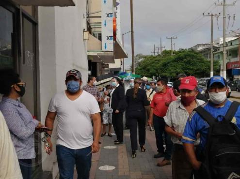 Continúan aglomeraciones afuera de bancos en Coatza