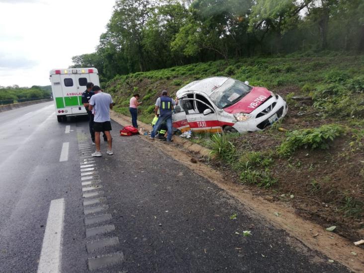 Taxista sufre accidente en tramo Acayucan-Isla; pasajeros lesionados