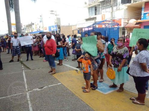 Protestan contra DIF municipal, por falta de apoyo en Capoacán