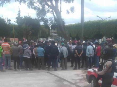 Habitantes de Vaquería detienen a taladores de árboles en Calcahualco