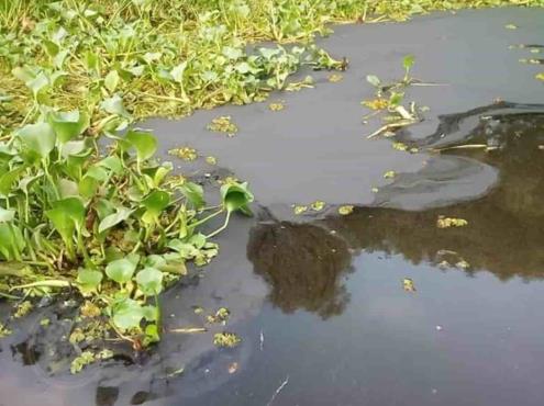Presunto derrame de coque en el río Coatzacoalcos alarma a minatitlecos