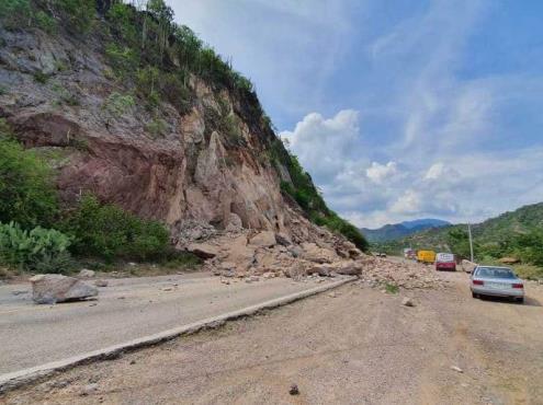Carreteras en Oaxaca sufren afectaciones por derrumbe de cerros tras sismo: SCT