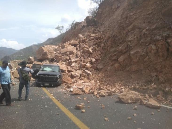 Deja el sismo derrumbes y grietas en Oaxaca
