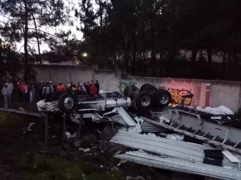 Volcadura de un tráiler sobre la carretera Xalapa-Perote deja solo daños materiales