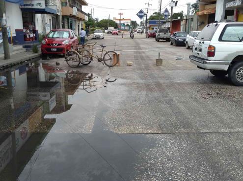 Colonos bloquean avenida de Coatzacoalcos por fugas de aguas negras