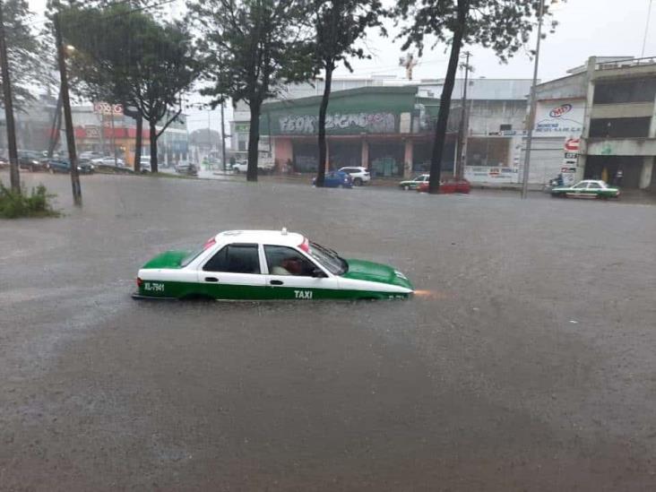 Se inundan avenidas de Xalapa tras fuerte lluvia