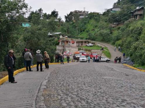 Por fallas en servicio eléctrico bloquean carretera en Texhuacán