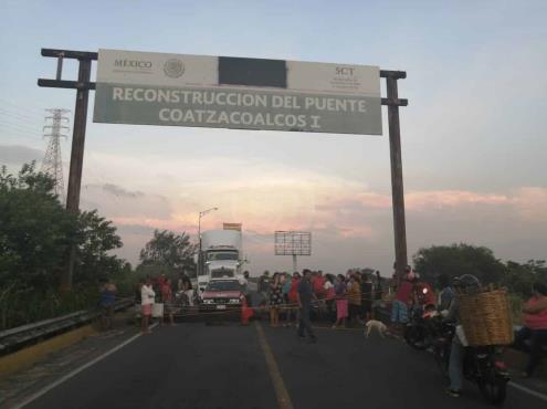 Por apagones, vecinos de la colonia Coatzacoalcos bloquean puente