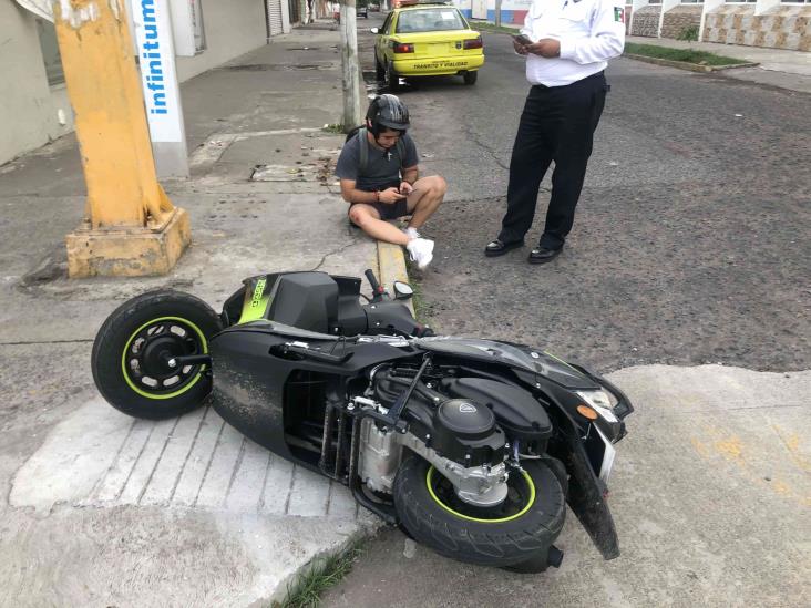 Se registra accidente entre motociclista y taxista en calles céntricas de Veracruz