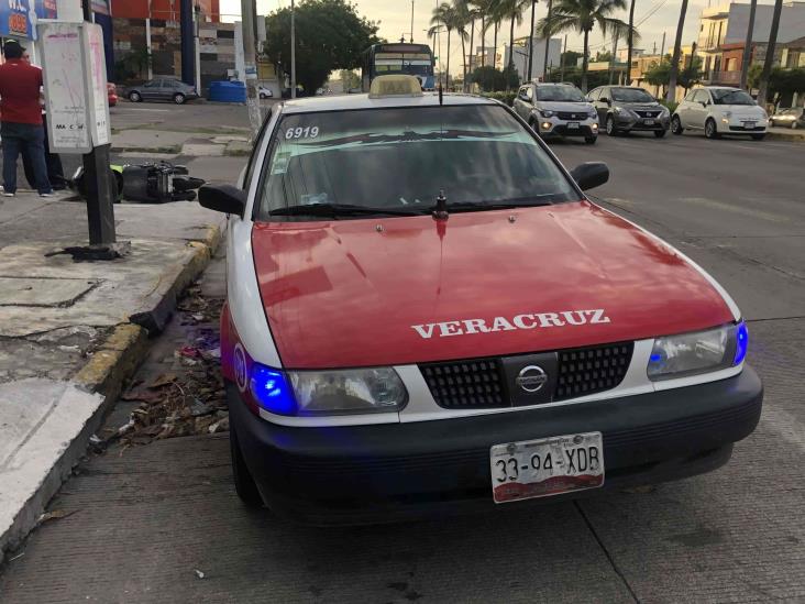 Se registra accidente entre motociclista y taxista en calles céntricas de Veracruz