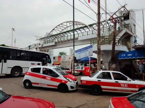 Taxistas cosoleacanecos siguen esperando el apoyo del gobierno