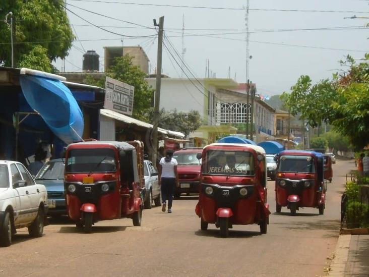 Moto taxis  y taxistas piratas invaden rutas del mixto rural