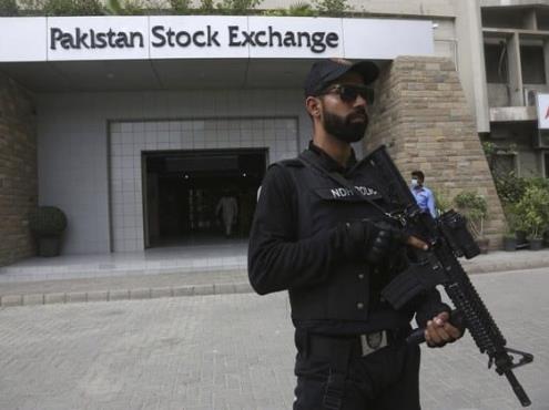 Mueren 6 personas en ataque a la Bolsa de Karachi, Pakistán