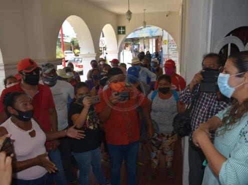 Invasores del predio Los Laureles, se manifestaron en Palacio de Oluta