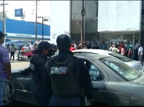 Interviene Policía Municipal ante manifestación de cuenta habientes en banco