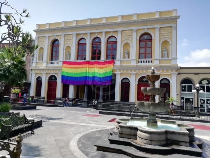 Extienden bandera LGBT en Teatro Llave de Orizaba