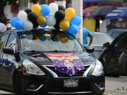 Con caravana de autos celebran graduaciones en Coatzacoalcos