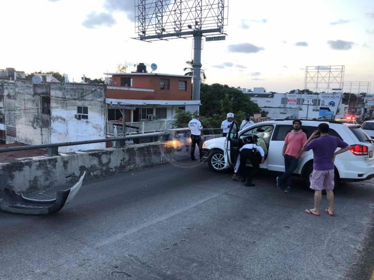 Pierde el control del volante y se impacta con estructura en puente de Veracruz