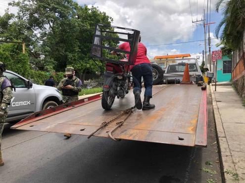 Taxista impacta a motorepartidor en colonia de Acayucan