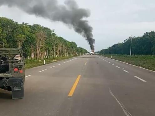 Narcoavioneta aterriza en carretera de Quintana Roo y se incendia