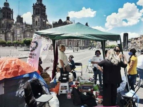 Familiares de víctimas de feminicidios instalan plantón en Palacio Nacional