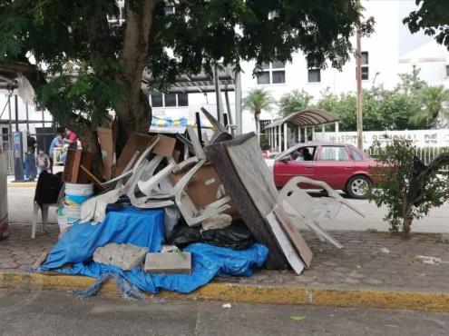 Basura en área de espera en hospital de Coatzacoalcos; Autoridades hacen caso omiso